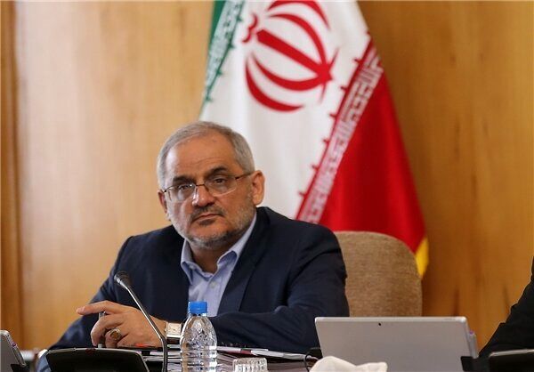 محسن حاجی میرزایی مطرح کرد: ۱۵ شهریور زمان بازگشایی مدارس/۴۰ درصد کلاس ها حضوری برگزار می شود/کمبود نیرو در آموزش و پرورش   کدخبر: 1030500  ۱۳۹۹/۰۴/۲۷ ۱۷:۳۰:۳۰ 